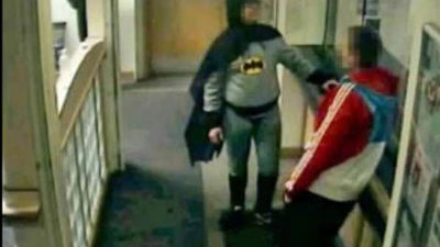 Un hombre vestido de Batman entrega a un delincuente en una comisaría inglesa