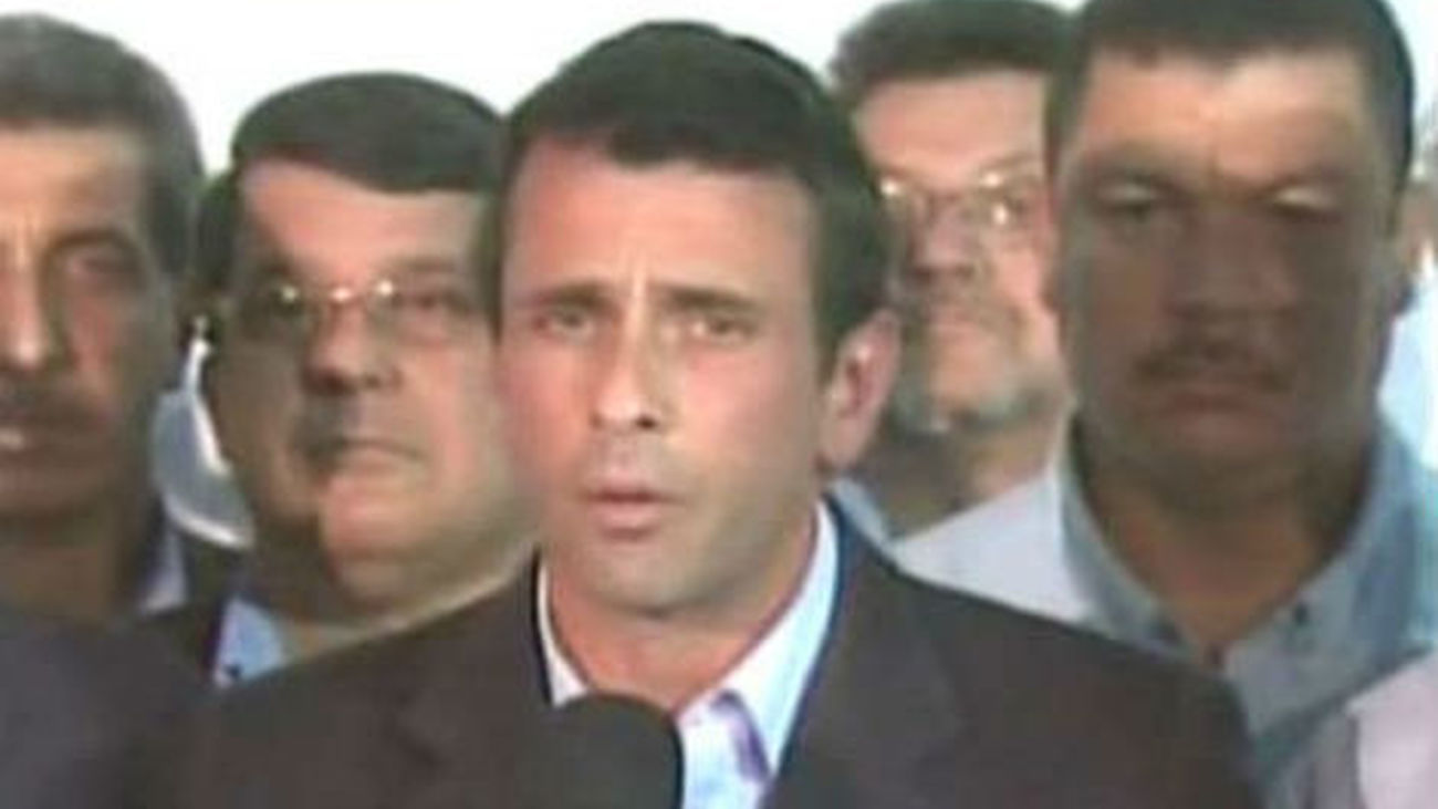 Capriles da las condolencias a familia de Chávez y pide respeto a la Constitución