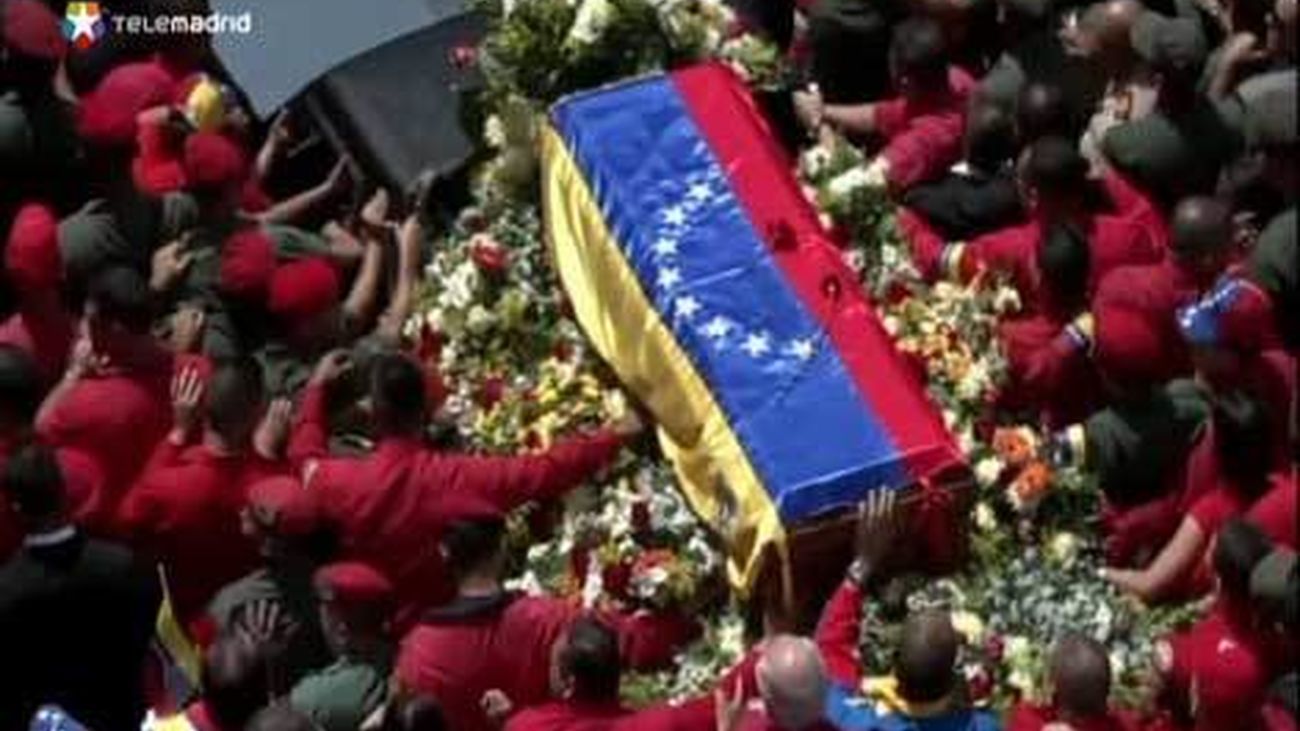 Miles de personas acompañan el cortejo fúnebre de Chávez hasta la Academia Militar