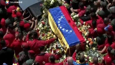 Miles de personas acompañan el cortejo fúnebre de Chávez hasta la Academia Militar