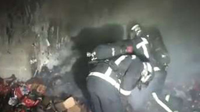 Un fuego de especial intensidad "derrite"  dos naves industriales en Villalbilla