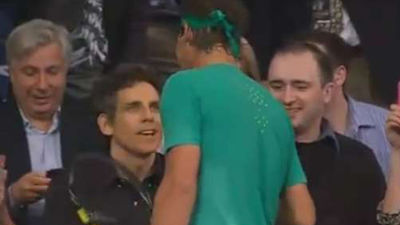 Nadal invita a jugar al tenis al actor Ben Stiller delante del público