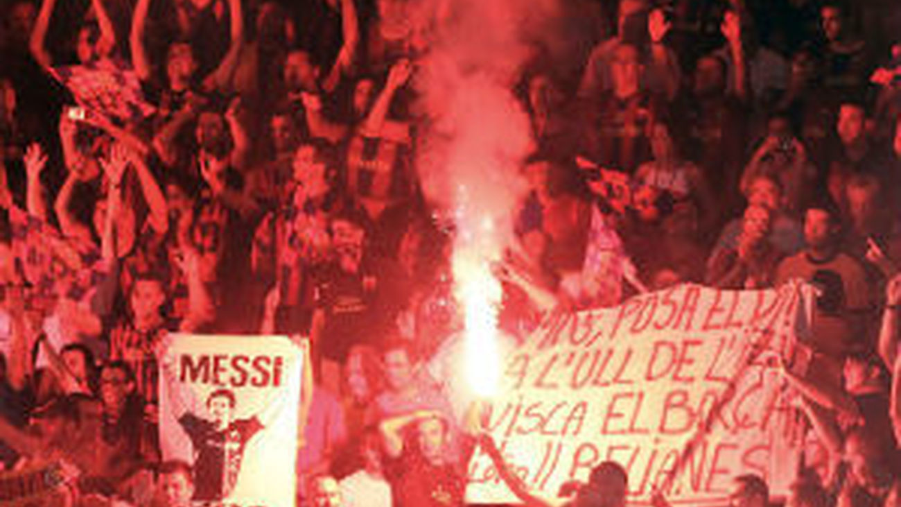 Huelga de aplausos y cánticos en el Camp Nou