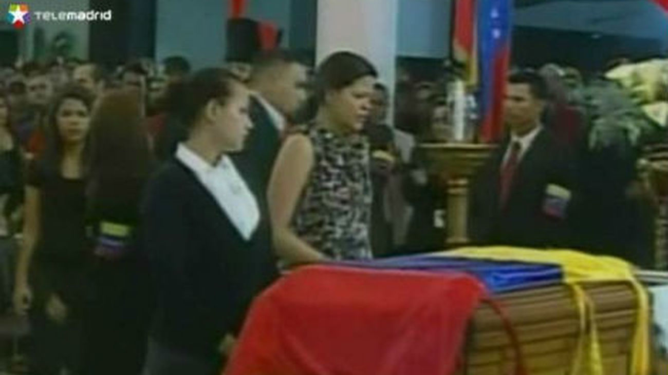El adiós a Chávez se mezcla con las maniobras para la sucesión