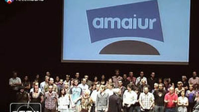 Un cineasta con las víctimas