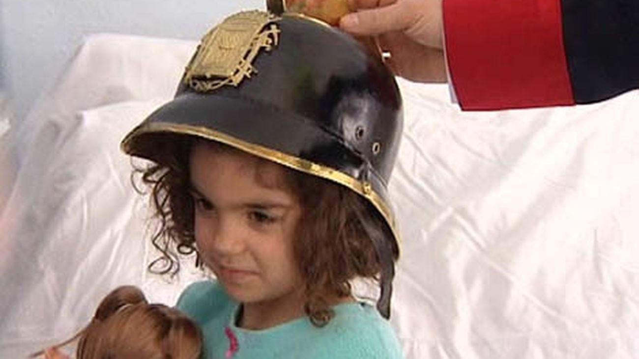 Bomberos que salvan vidas y hacen felices a los niños