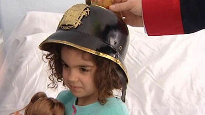 Bomberos que apagan fuegos, salvan vidas, y hacen felices a los niños