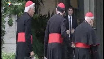 Colocada la chimenea de la capilla Sixtina de la que saldrá la fumata blanca