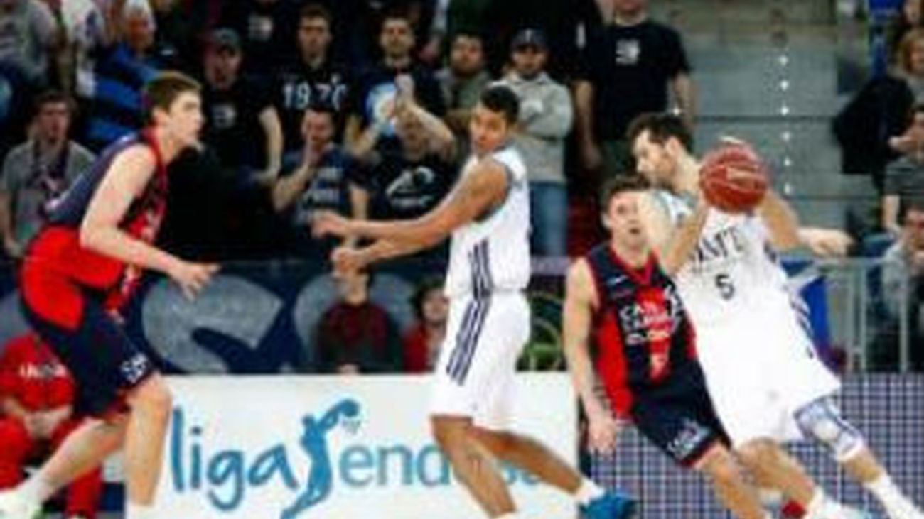 Real Madrid vence al Caja Laboral