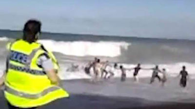 Forman una cadena humana y salvan a un niño de morir ahogado