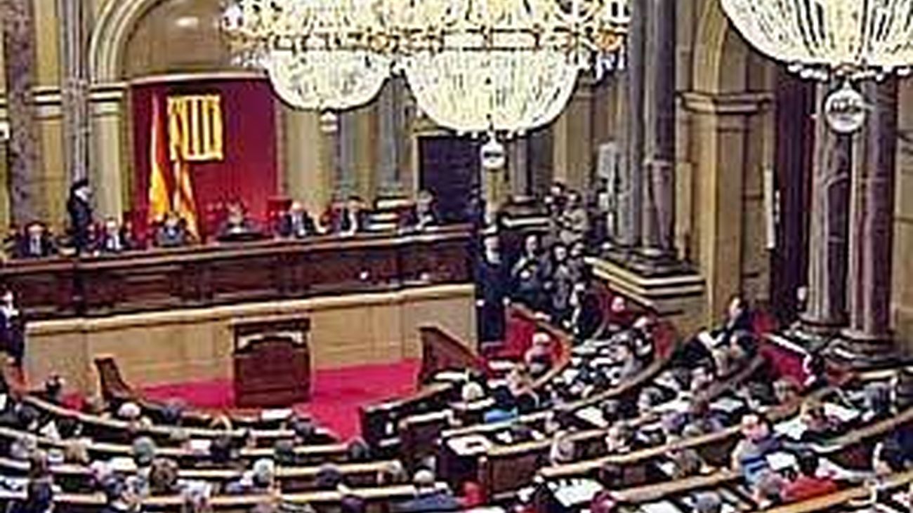 El Parlamento catalán avala por mayoría hablar con el Estado para convocar la consulta
