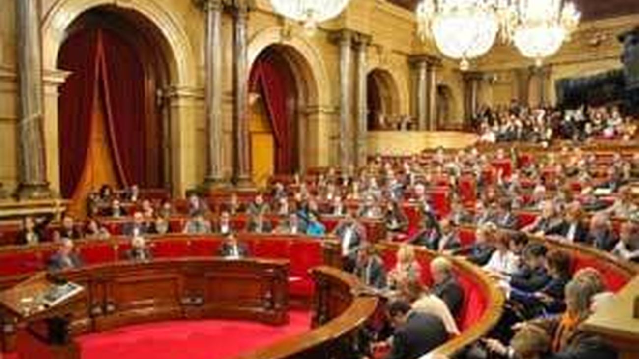 El Parlamento catalán avala por mayoría hablar con el Estado para convocar la consulta