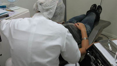 Año y medio de cárcel a la mujer que ejerció como dentista sin título