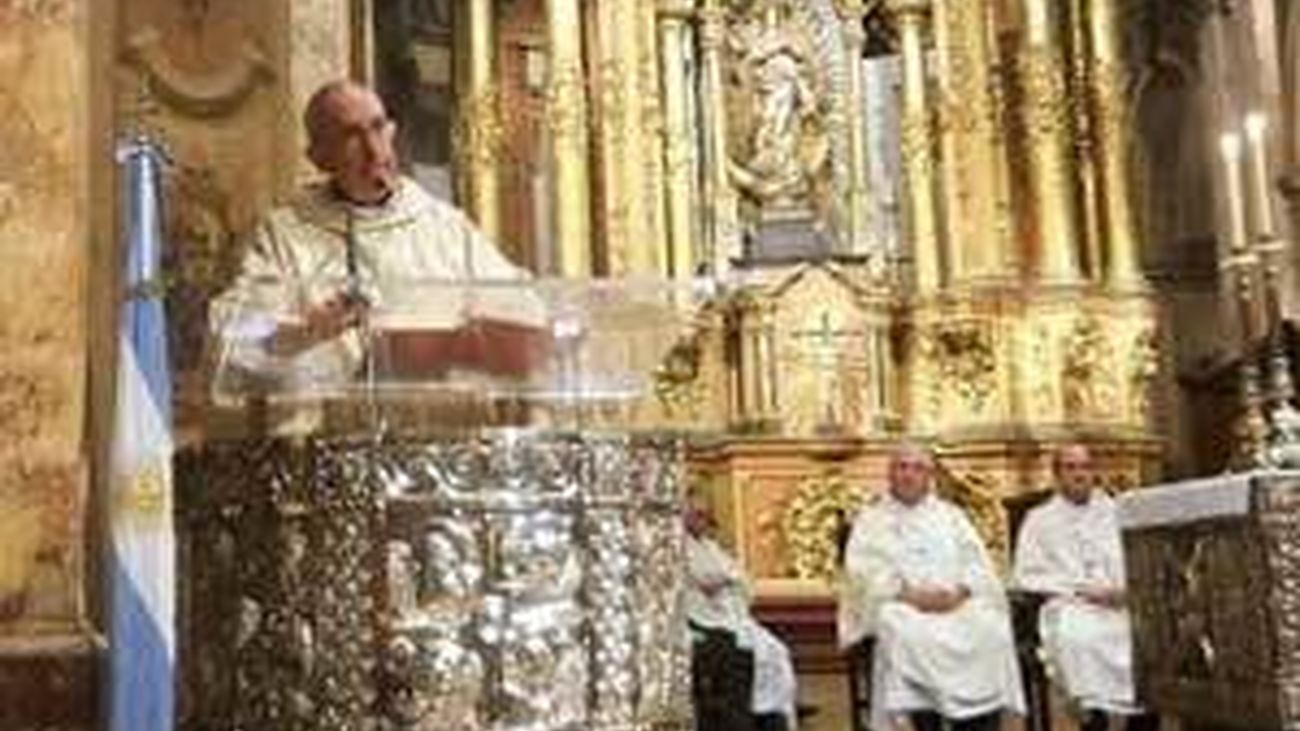 Los feligreses irrumpen en catedral de Buenos Aires con gritos de "¡Viva el Papa!"