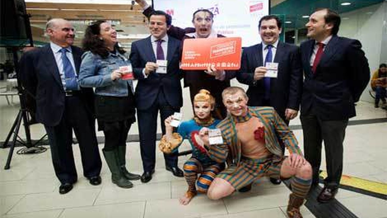 Los trabajadores del Circo del Sol promocionan el transporte público madrileño