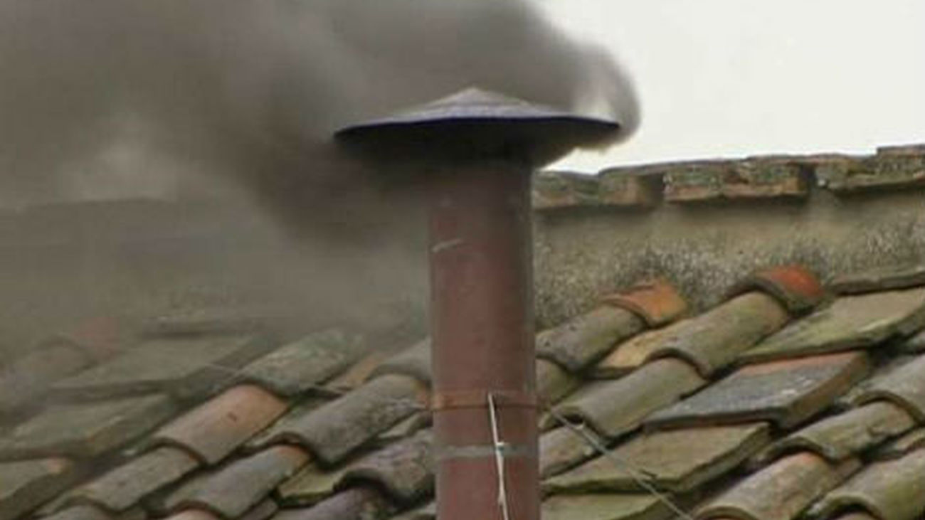 Segunda fumata negra tras dos nuevas votaciones para elegir Papa