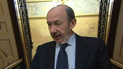 Rubalcaba defiende que Blanco no dimita y seguirá pidiendo que lo haga Rajoy