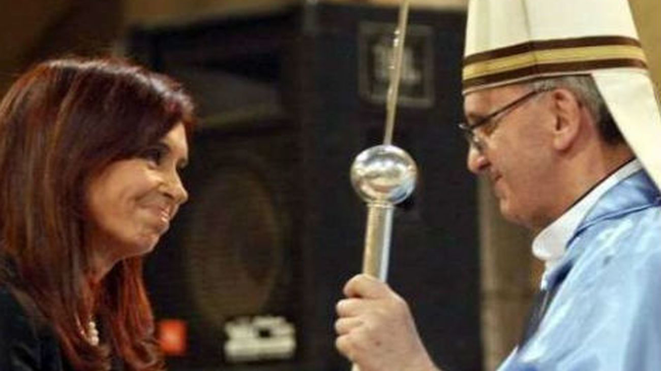 Bergoglio, enfrentado a Kirchner y testigo en juicios por la dictadura