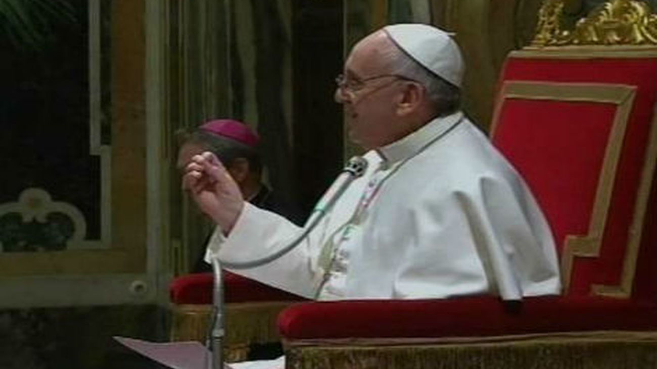 El papa pide a los cardenales no caer en el pesimismo y transmitir su sabiduría