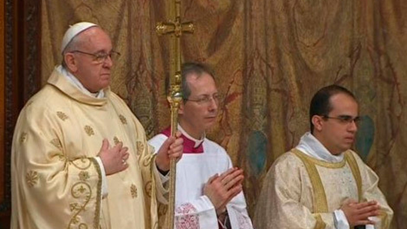 El papa Francisco recibe el palio y el anillo del pescador y preside la misa de Inicio