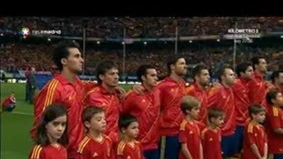 España se concentra sin su capitán, Casillas, y pendiente de Xavi