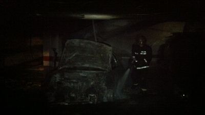 Dos heridos y catorce vehículos dañados en un incendio en Navalcarnero