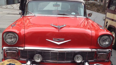 La calle Goya se llena de coches clásicos