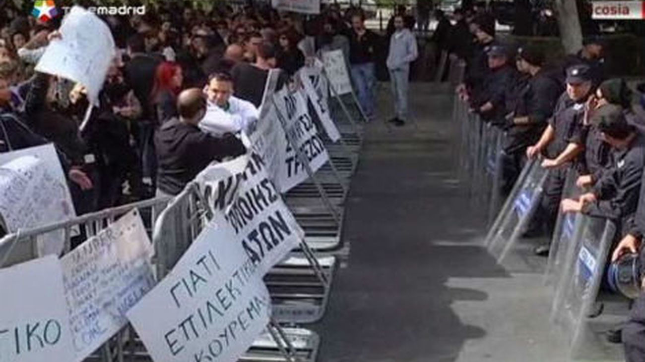 Gobierno y bancos chipriotas urgen a aprobar el "plan B" para evitar la quiebra