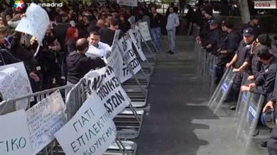 Gobierno y bancos chipriotas urgen a aprobar el "plan B" para evitar la quiebra