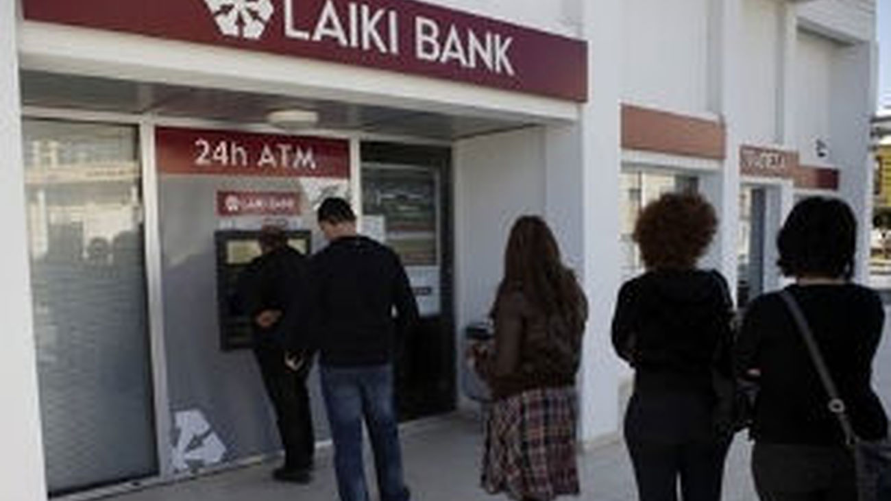 Bruselas admite que los grandes ahorradores participarán en futuros rescates