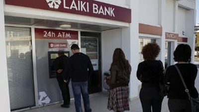 Bruselas admite que los grandes ahorradores participarán en futuros rescates