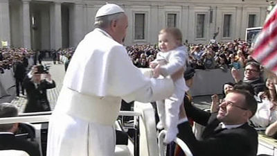 Francisco "recoge el testigo" de Ratzinger y celebra la audiencia pública