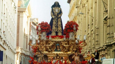 El Viernes Santo llena las calles de Madrid de cofrades en procesión