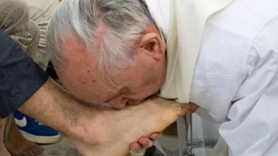 Francisco ofició la misa de Jueves Santo en una cárcel y lavó los pies a una musulmana