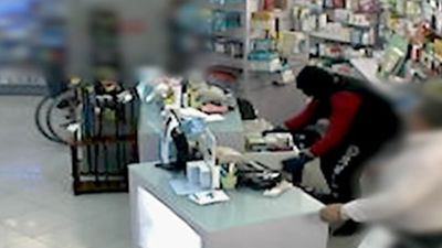 Un policía fuera de servicio evita el atraco a una  farmacia de Carabanchel