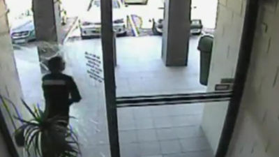 Un ladrón atraviesa una puerta de cristal tras robar un bolso en Australia