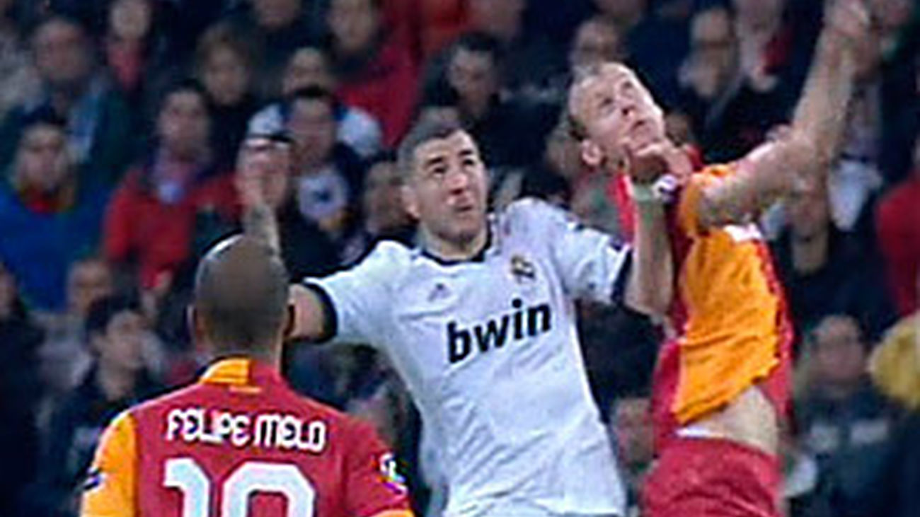 Benzemá disputa un balón en el Real Madrid Galatasaray de Champions