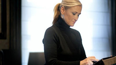 Cifuentes critica los 'escraches' y pide manifestarse de forma pacífica