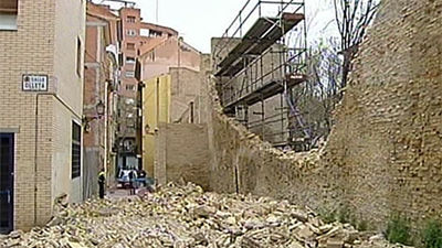 Se derrumban 30 metros de la muralla medieval de Zaragoza