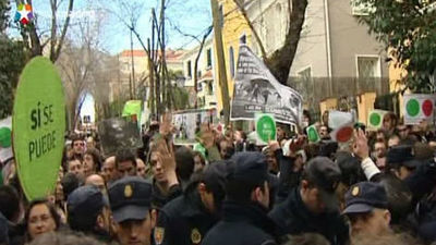 El acoso al PP llega hasta las puertas de la casa de la vicepresidenta