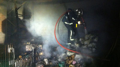 Los bomberos extinguen el fuego de una nave  de Villanueva del Pardillo