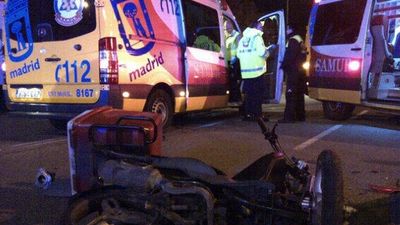 Un repartido de pizza muy grave tras colisionar con un monovolumen en Vicálvaro