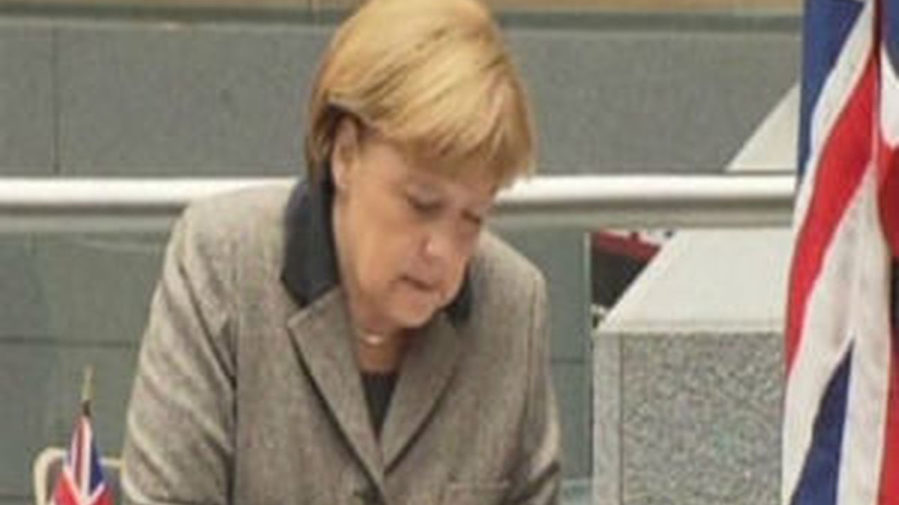 Merkel firma en el libro de condolencias de Tatcher