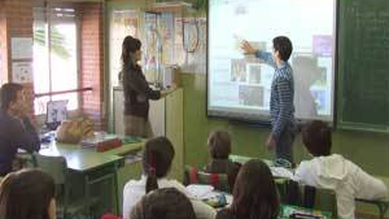 Todos los centros públicos de la región cuentan ya con, al menos, dos pizarras digitales