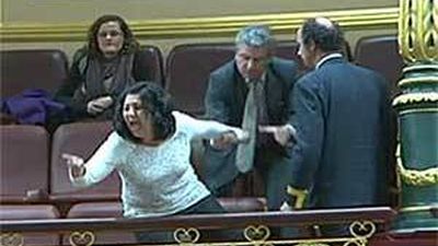 Afectados por preferentes, expulsados del Congreso tras increpar a los diputados