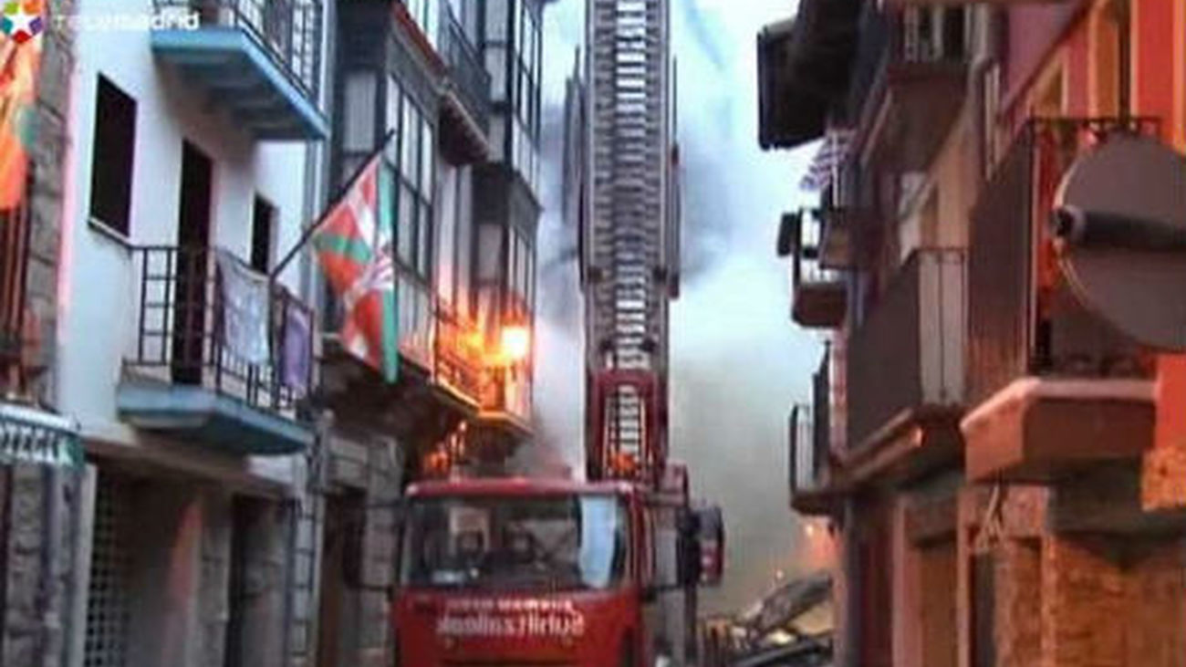 Un incendio en Bermeo destruye cinco edificios y deja sin casa a 35 familias