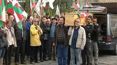 Dos centenares de personas reciben en Sondika el féretro de 'Thierry' con gritos de 'Gora ETA'