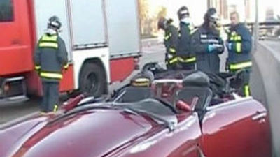 Un joven herido tras volcar su deportivo al impactar con una mediana de la M-30