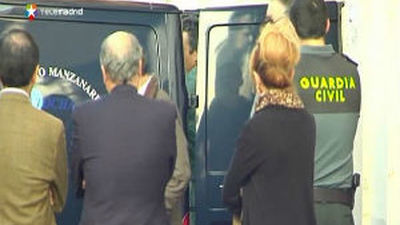 Amigos y familiares despiden a los niños y su abuela asesinados en Manzanares