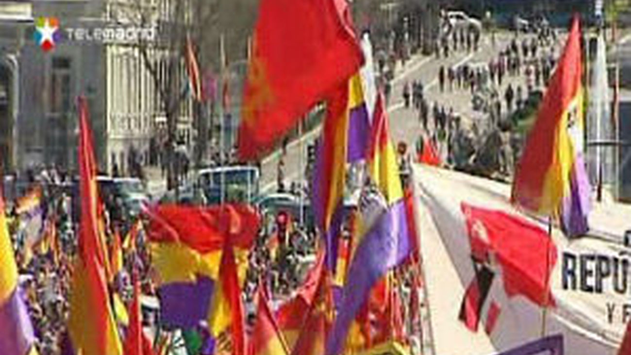 Miles de personas conmemoran en Madrid la II República y piden la tercera